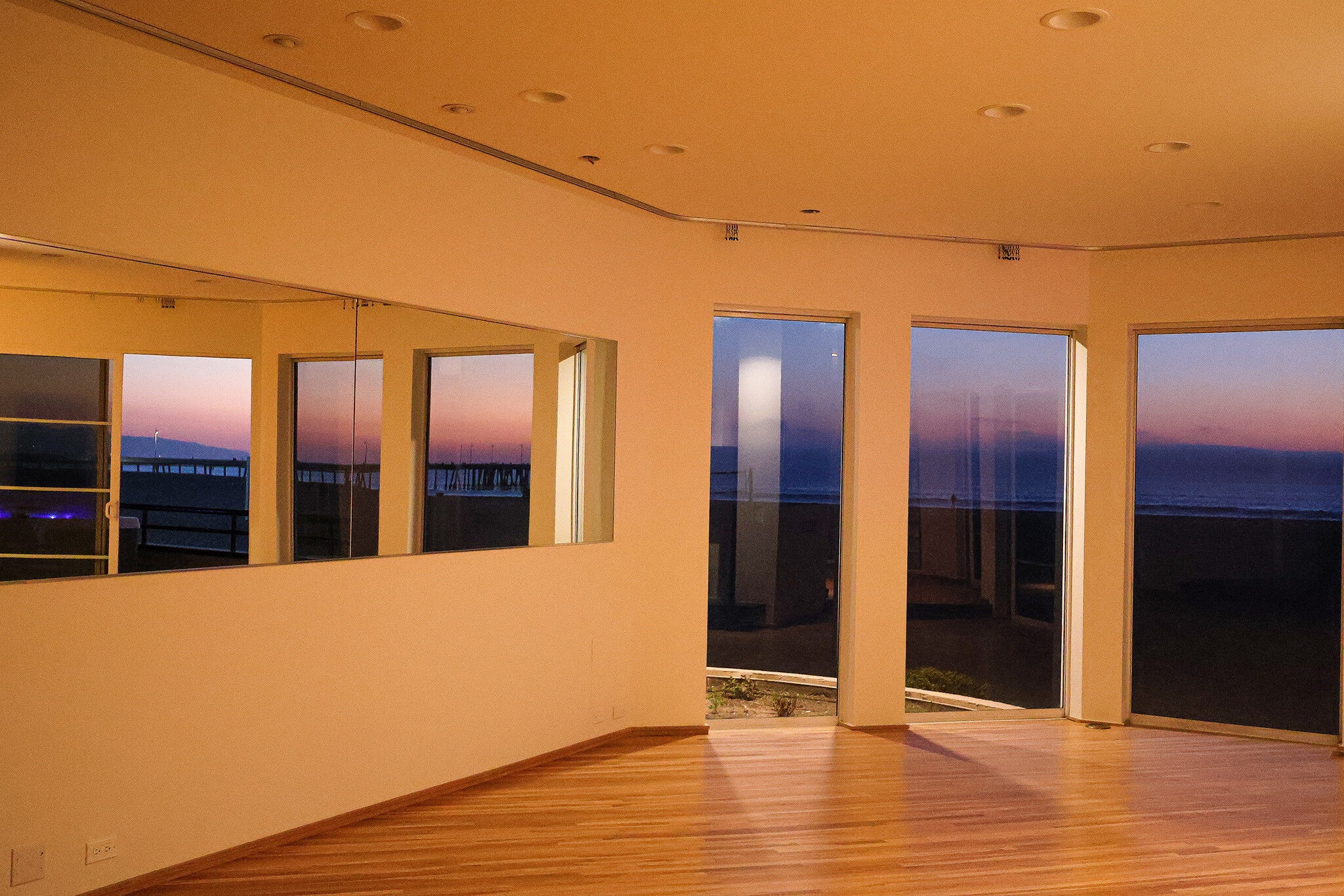 Building Photo - 3505 Ocean Front Walk