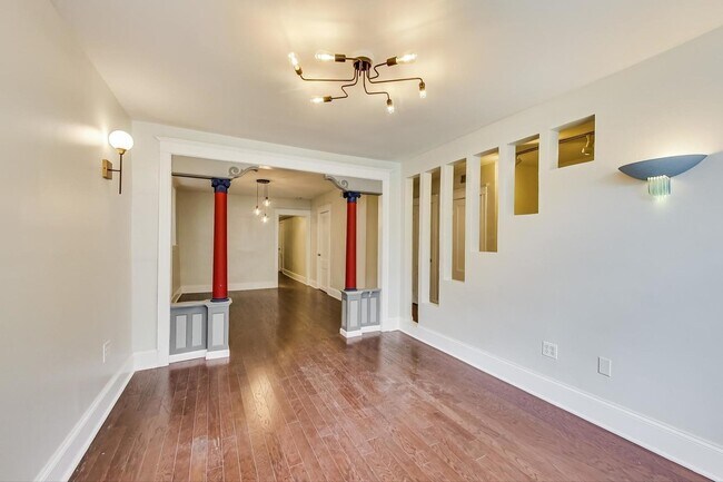 Building Photo - 2340 W Augusta Blvd