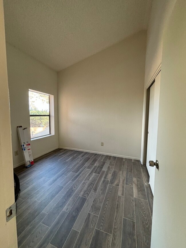 Building Photo - 1714 W Park Wood Ln