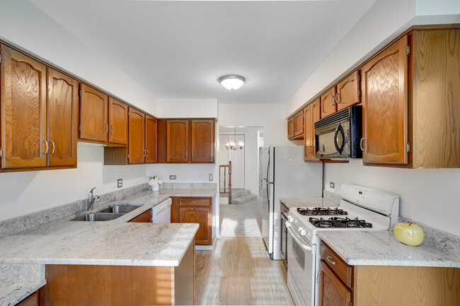 Building Photo - 1330 Cromwell Ct