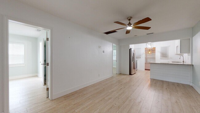 Building Photo - 214 15th Ave W