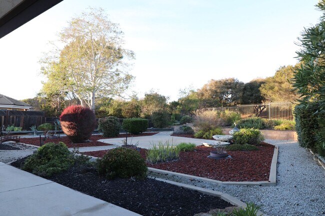 Building Photo - Lovely Mesa Oaks Four Bedroom