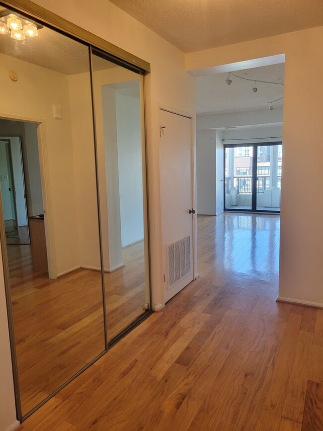 Building Photo - 1600 N Oak St