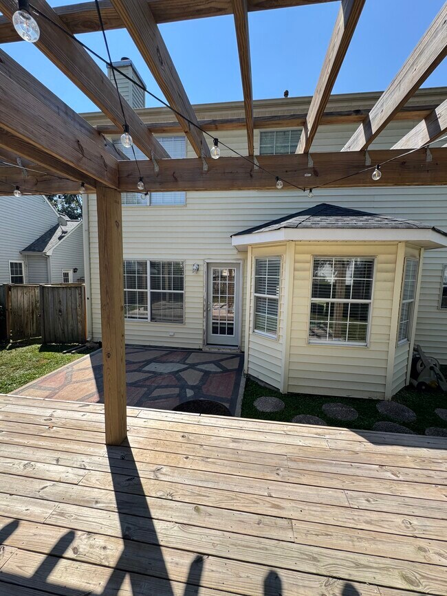 Building Photo - 1449 Berkshire Dr