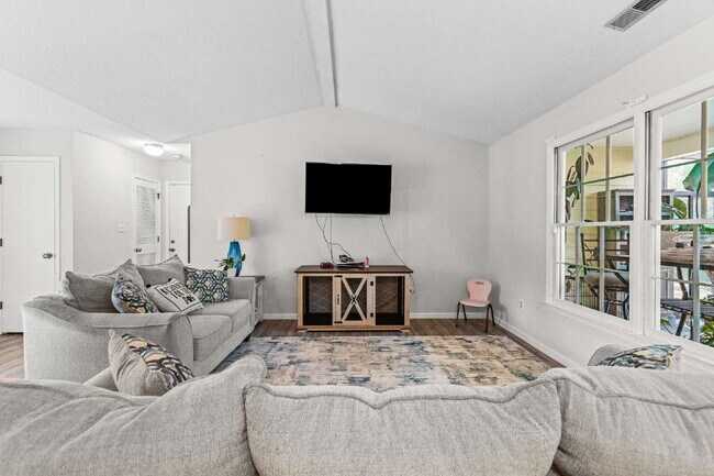 Building Photo - Charming 3-Bedroom Retreat with 2 Full Bat...