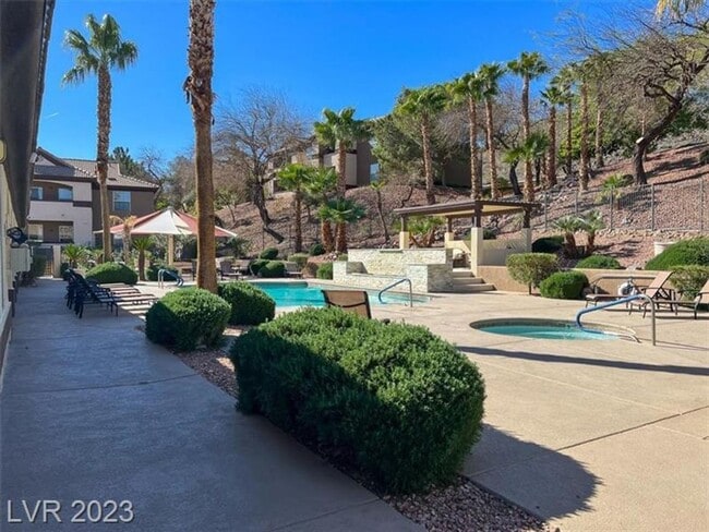Building Photo - Stunning condo in Henderson!