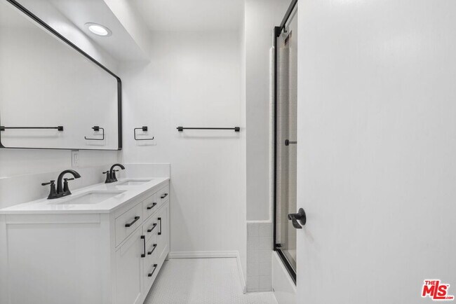 Building Photo - 329 Rexford Dr