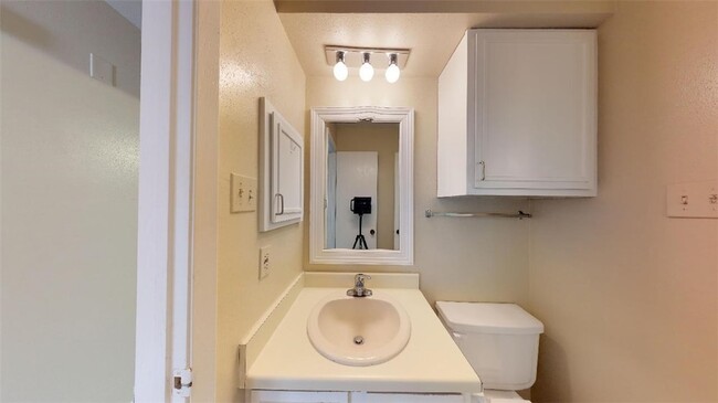 Building Photo - 305 Manuel Dr