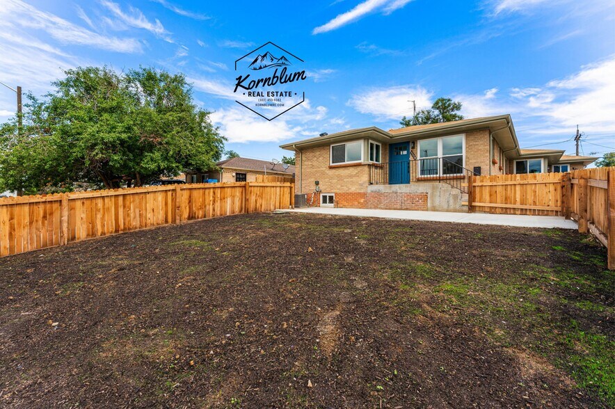 Private yard and patio - 3528 Krameria St