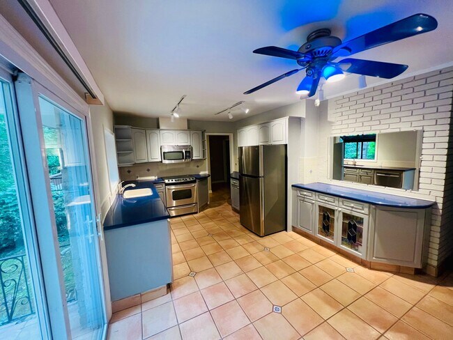 Building Photo - Charming 3-Bed, 2-Bath Ranch in Prime Atlanta Location