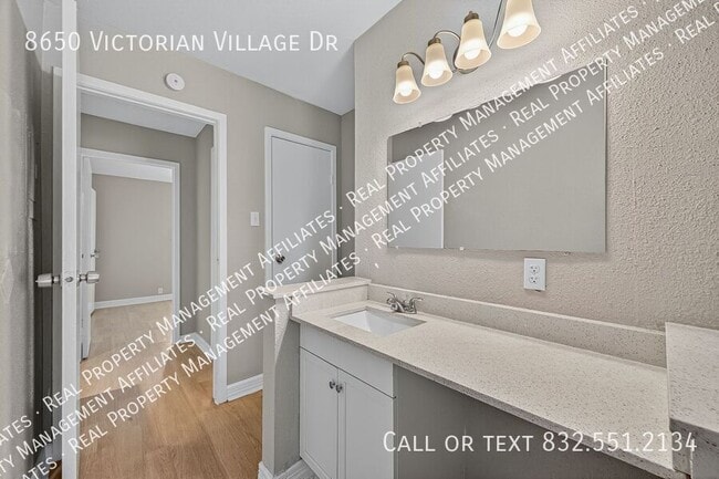Building Photo - 8650 Victorian Village Dr