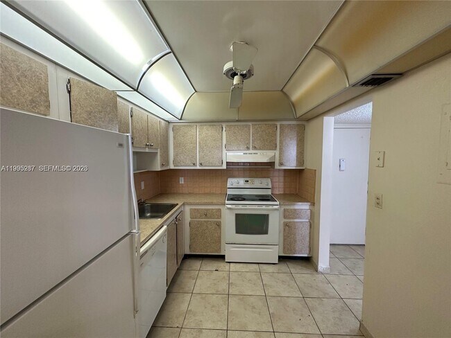 Building Photo - 1200 NE Miami Gardens Dr