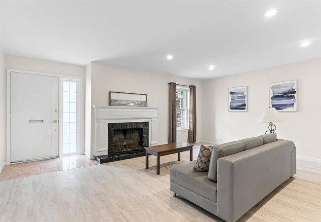 Building Photo - 15920 Archwood Ln