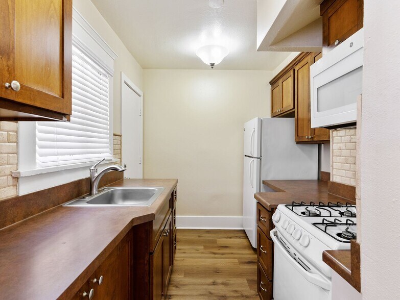 Building Photo - 1460 Gaviota Ave