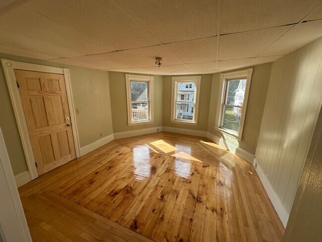 Primary Photo - 83 Coombs St