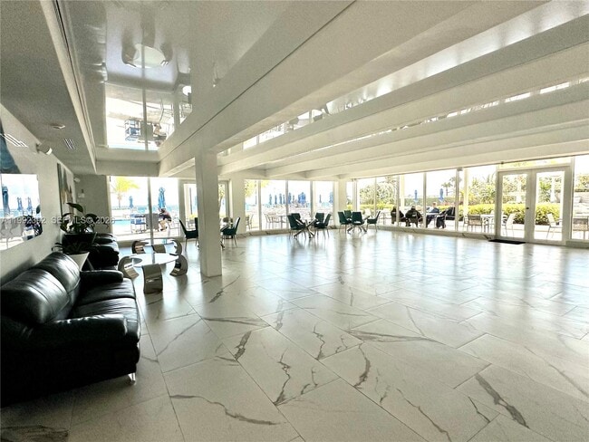 Building Photo - 1904 S Ocean Dr