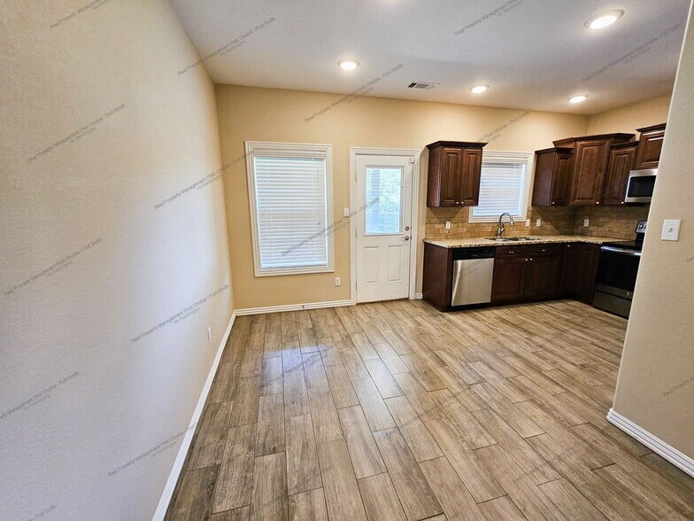 Building Photo - 9907 Landry Dr