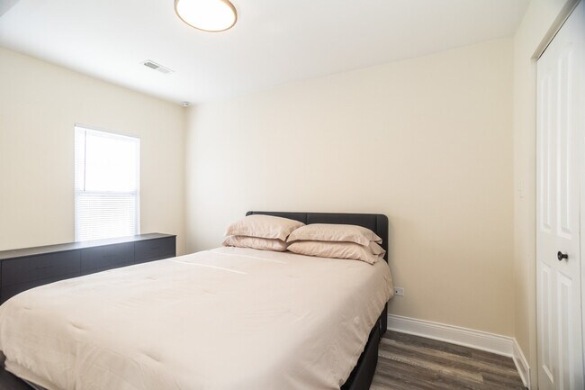 Building Photo - 2927 W Lyndale St