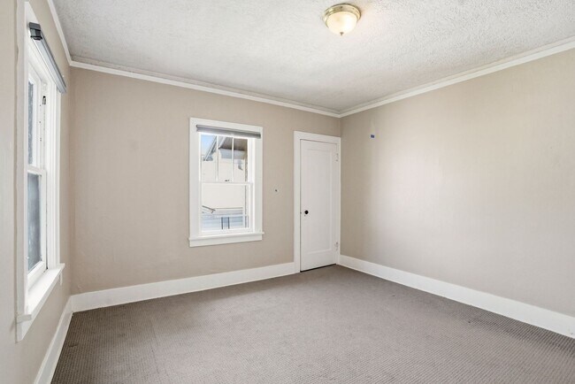 Building Photo - MF 43 - Kelly Avenue