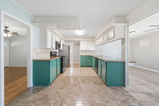 Building Photo - 2527 Roy Cir