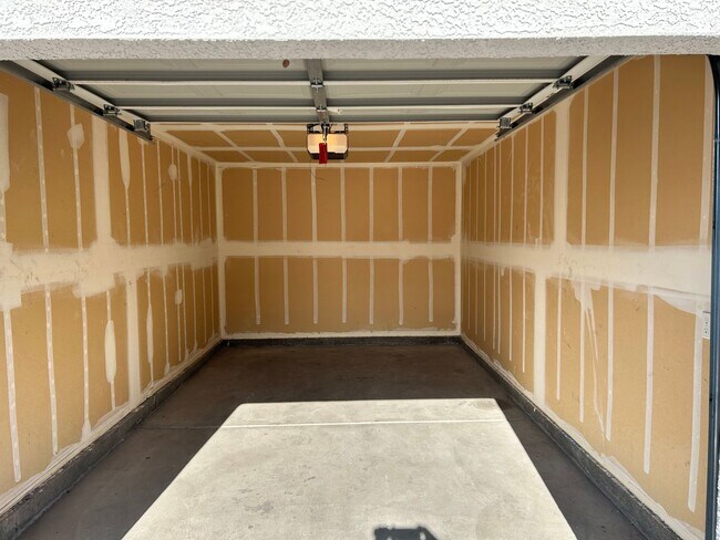 Building Photo - Charming 1 bedroom Condo with full size Ga...