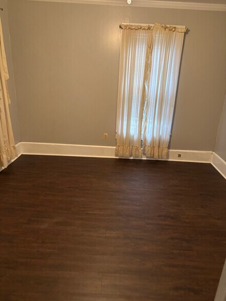 Building Photo - 319 Railroad St