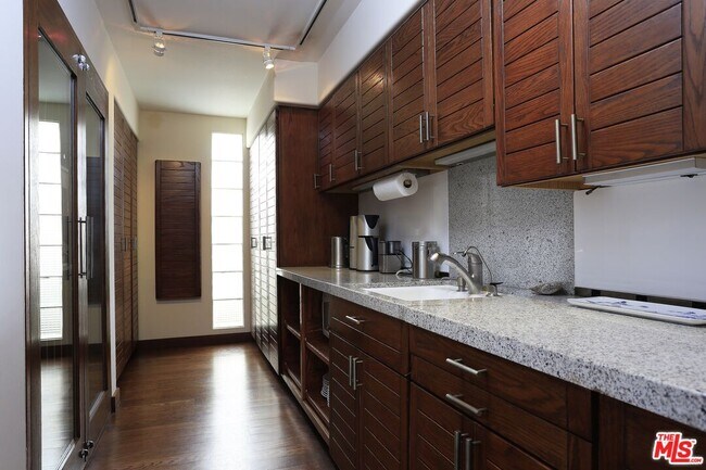 Building Photo - 27036 Malibu Cove Colony Dr