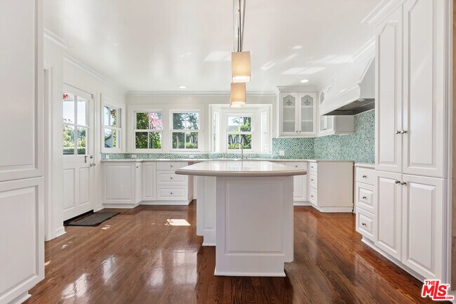 Building Photo - 360 Alma Real Dr