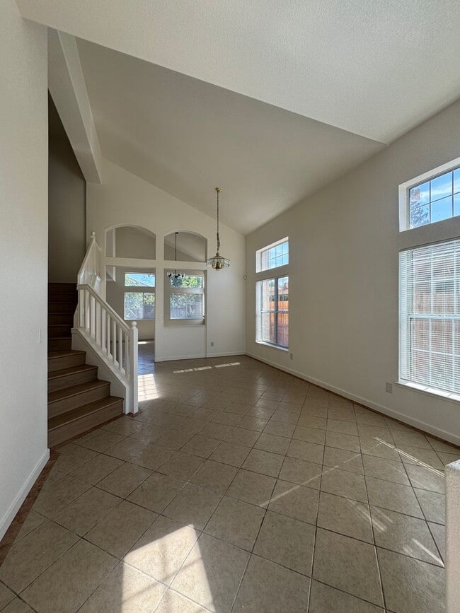 Building Photo - Great Location! 4BD and 2.5BA recently rem...