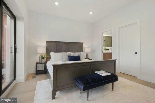 Building Photo - Modern 3BR/3BA Shaw Penthouse with Two Private Decks