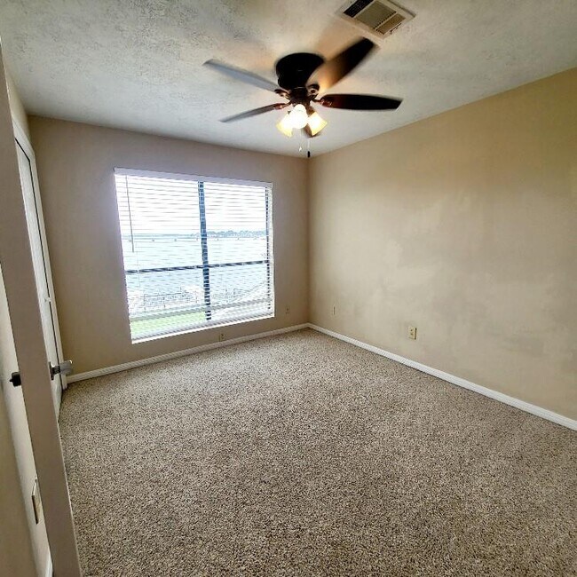 Building Photo - 16430 Clearwater Cir