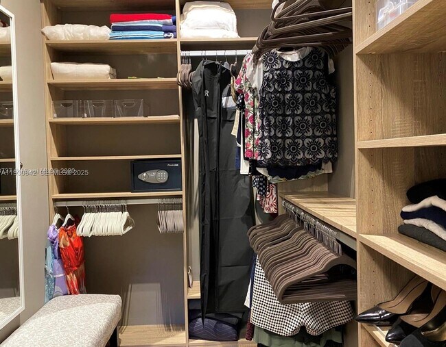 Building Photo - 20000 E Country Club Dr