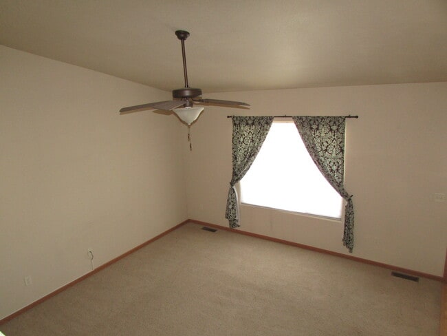 Building Photo - MODERN 3 BEDROOM IN ELKS CROSSING