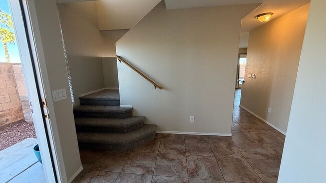 Building Photo - Spacious Surprise home with large backyard