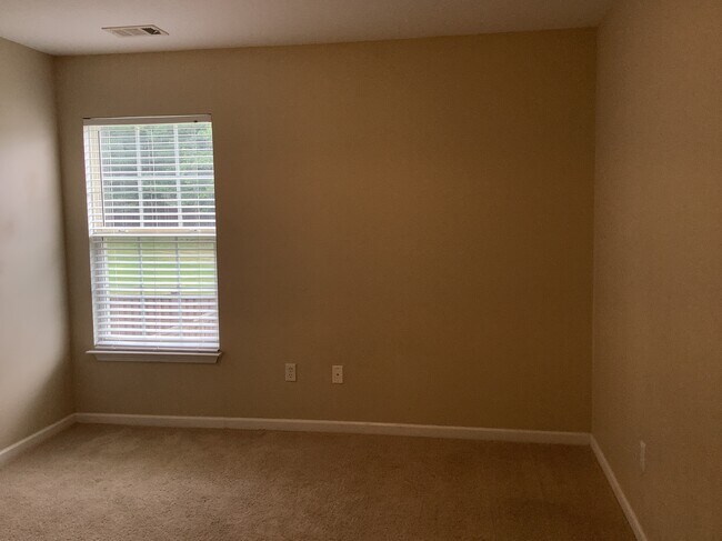 Building Photo - 11 Knoll Ridge Dr