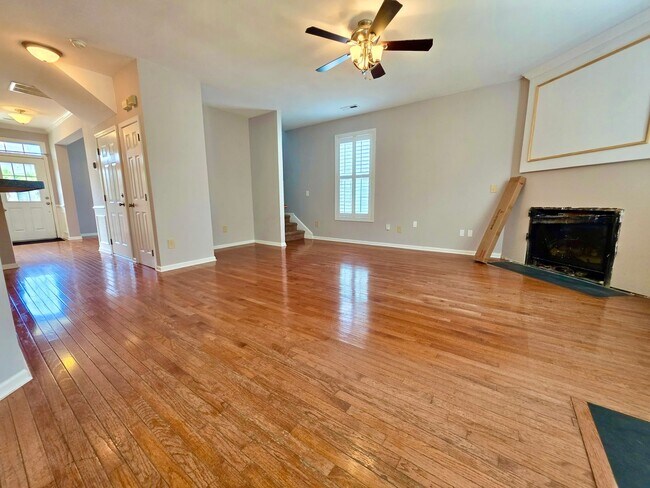 Building Photo - Elevated Four Bedroom in Rivertowne Country Club - Mt. Pleasant