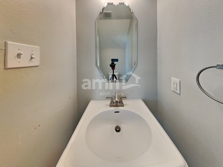 Building Photo - 13323 Ambrosa Dr