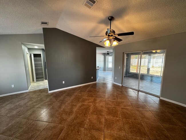 Building Photo - Beautifully Maintained 3BR/2BA Home with Fenced Yard & Sunroom in Ocala