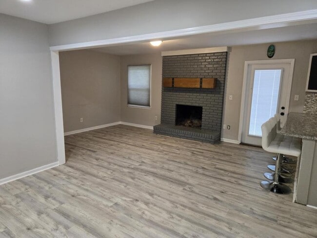 Building Photo - 101 Laurel Tree Ln