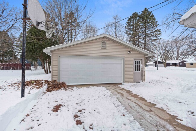 Building Photo - 1045 Green Acres Ln