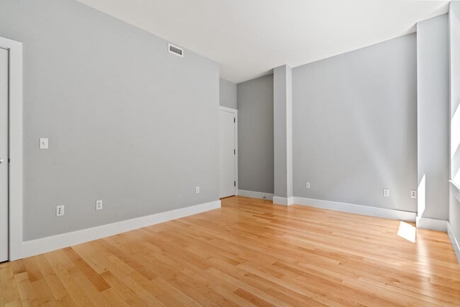 Building Photo - 70 Lincoln St