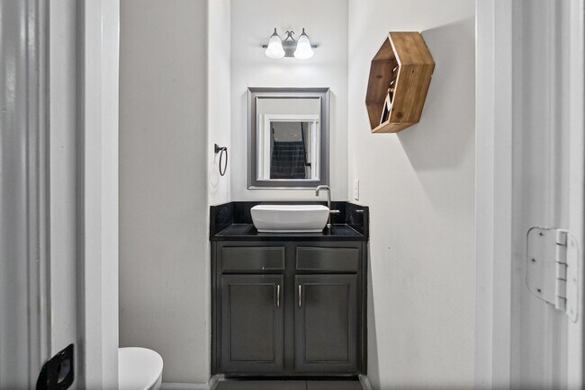 Building Photo - 632 Hidden Valley Dr