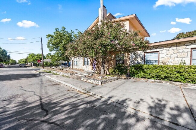 Building Photo - Charming 2-bedroom, 1-bath home $500 OFF R...