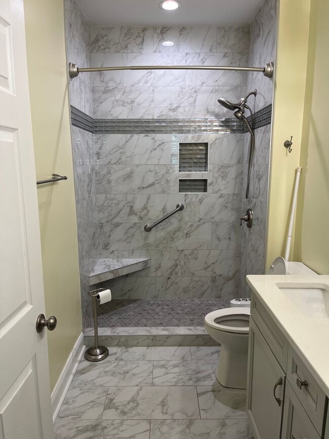 Building Photo - Like new Townhome