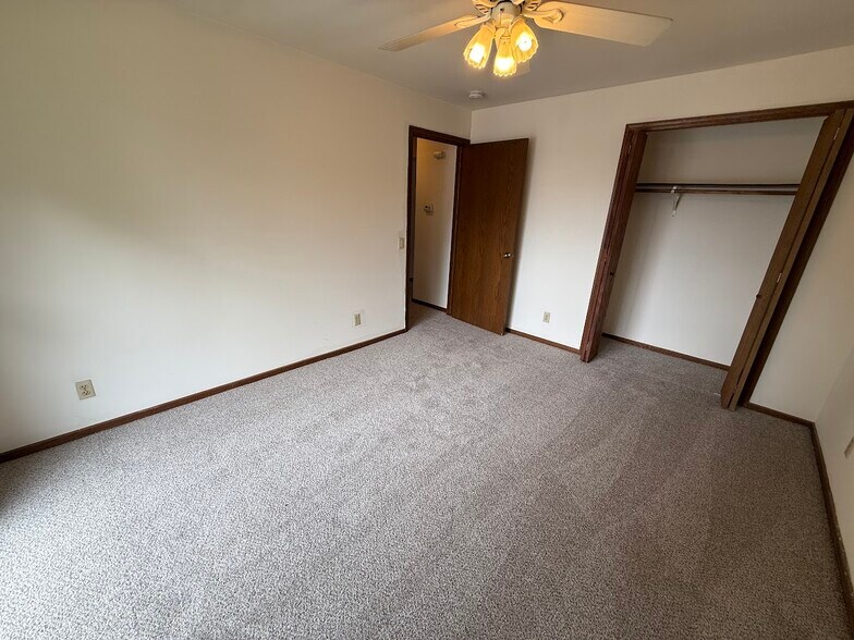Building Photo - 2613 Smithfield Dr