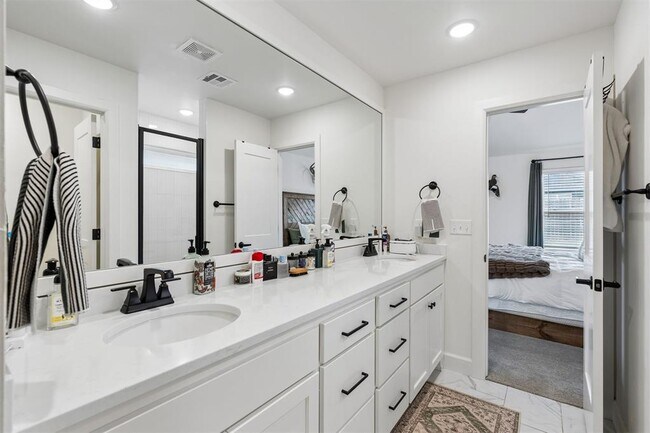 Building Photo - 2232 Los Angeles Ave