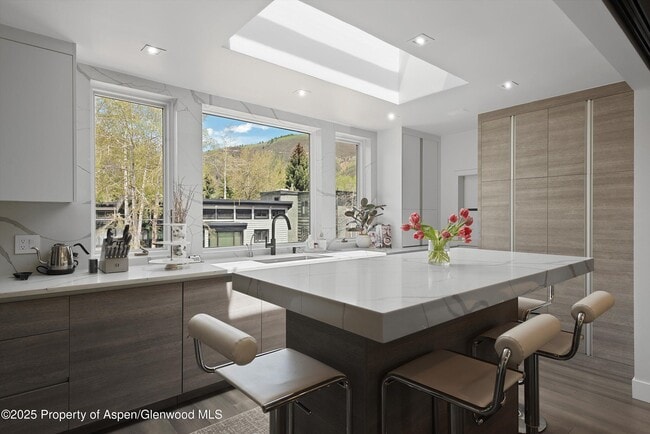 Building Photo - 120 S Spring St