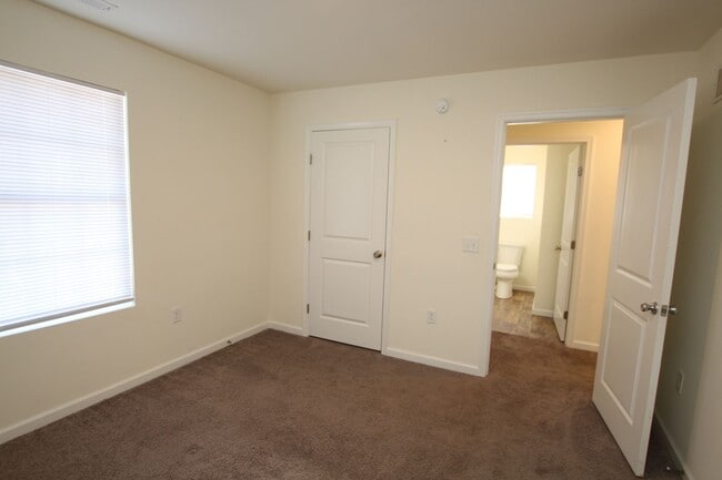 Building Photo - Modern Home for Immediate Occupancy – Avai...