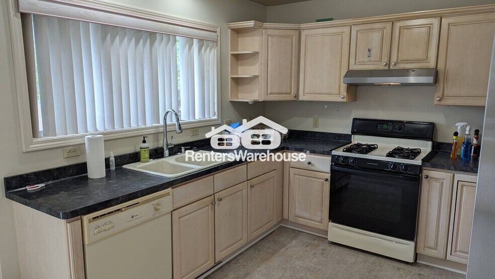 Building Photo - 14303 Waterford Square Dr