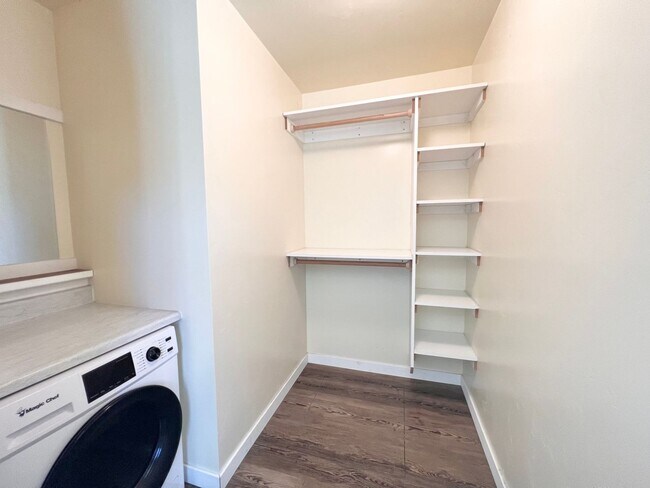 Building Photo - 181 E Tall Fir Ct